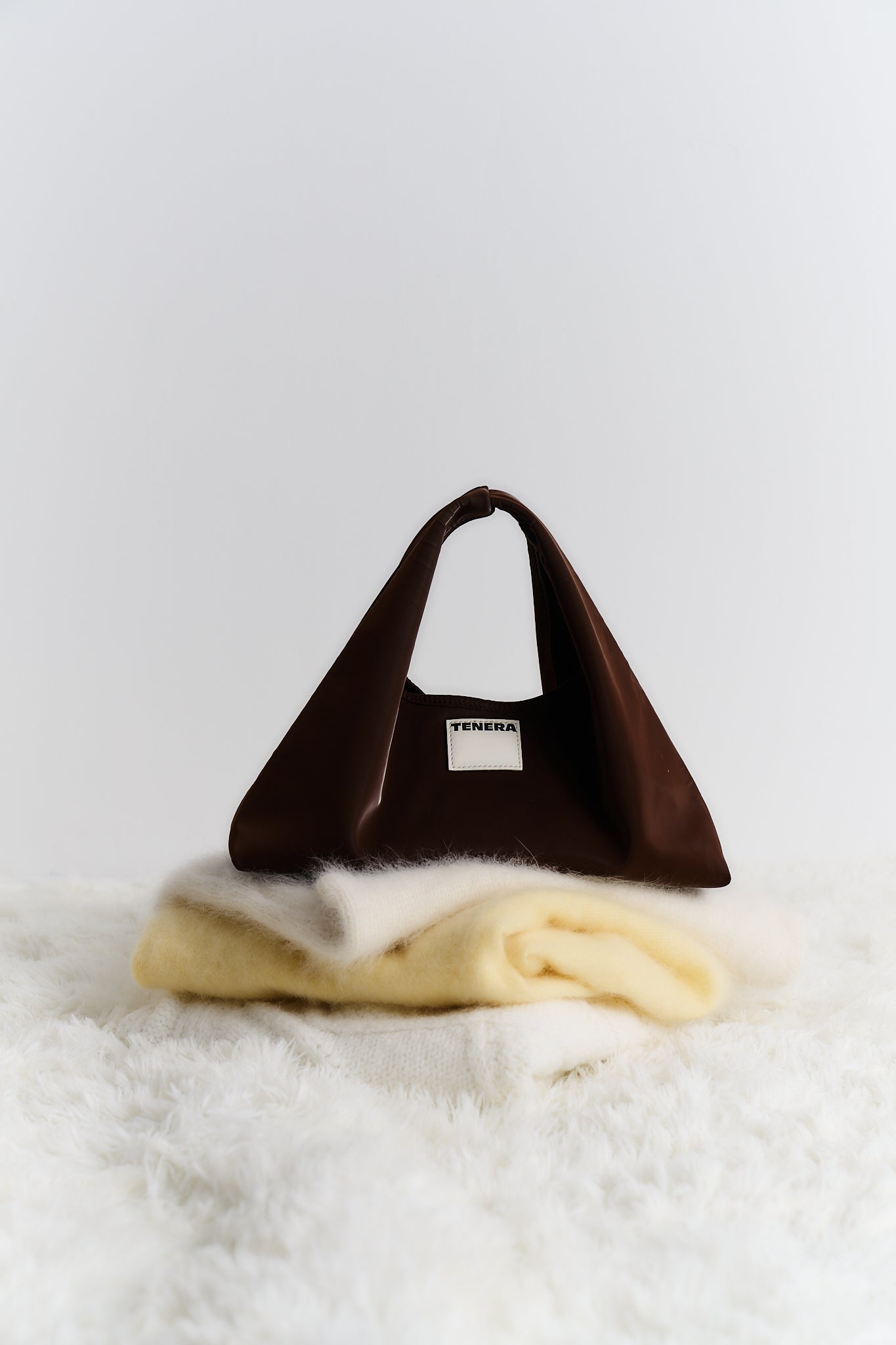 (チョコレートベルベット)クラシックホーボーバッグ - TENERA ベルベットコレクション