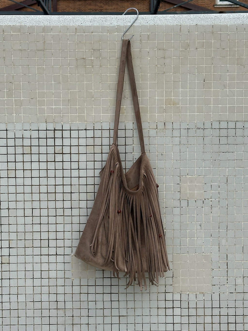 (クレイ)ラージ スエード フリンジ ビーズ バケットバッグ - TENERA ボヘミアンコレクション