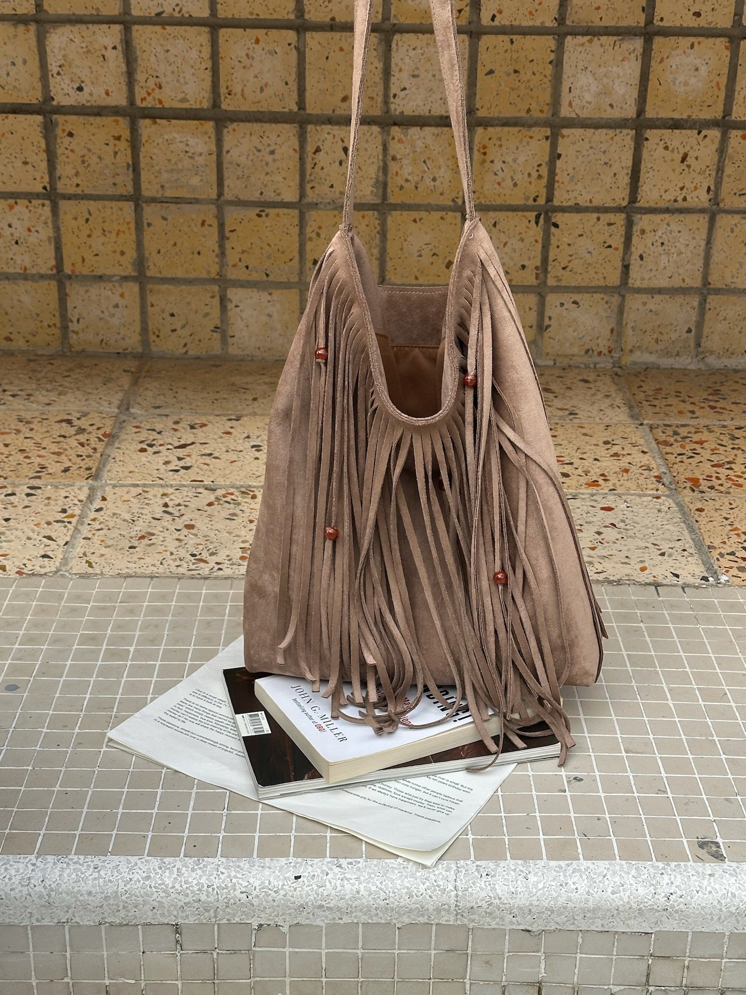 (クレイ)ラージ スエード フリンジ ビーズ バケットバッグ - TENERA ボヘミアンコレクション