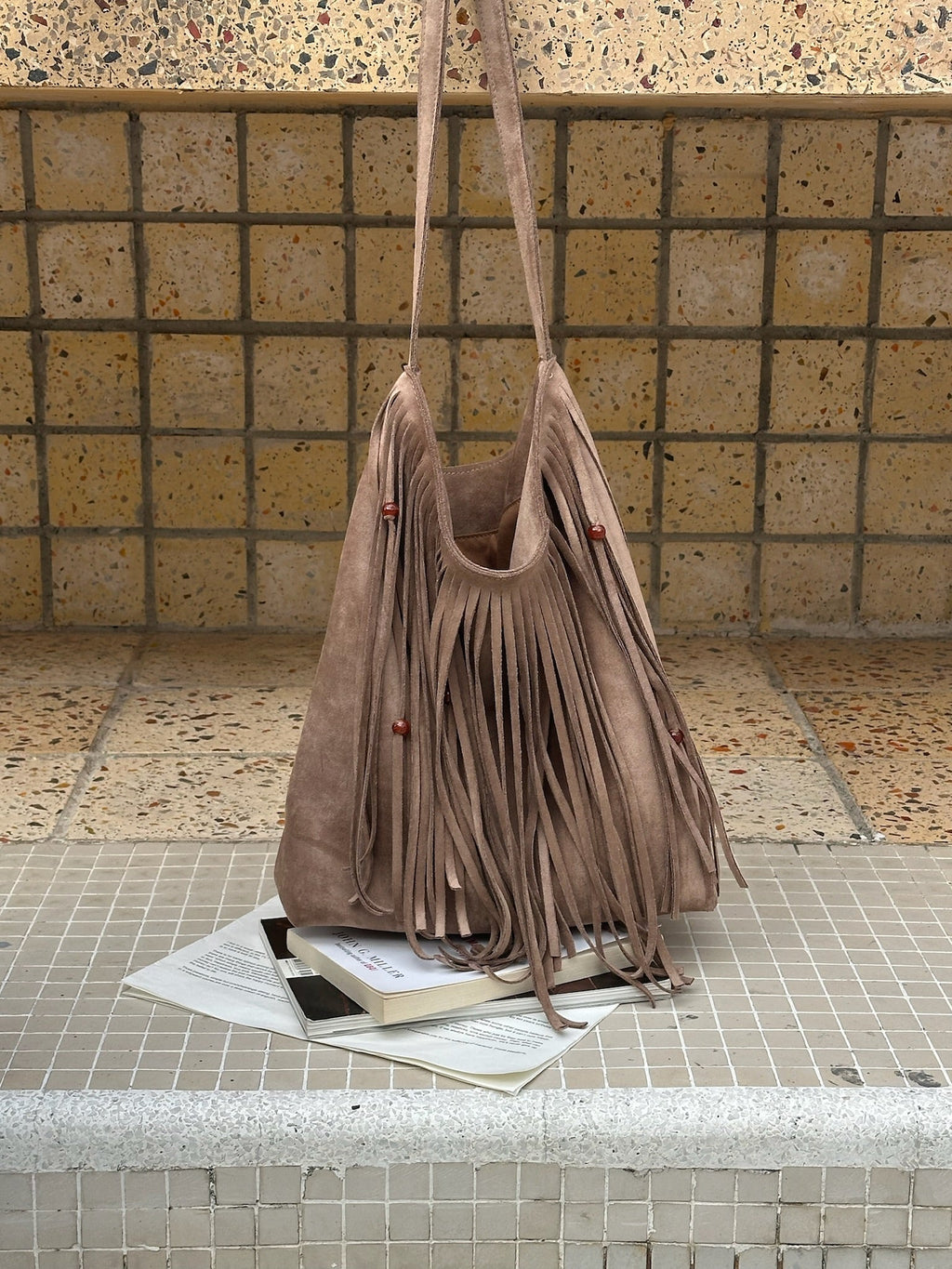 (クレイ)ラージ スエード フリンジ ビーズ バケットバッグ - TENERA ボヘミアンコレクション