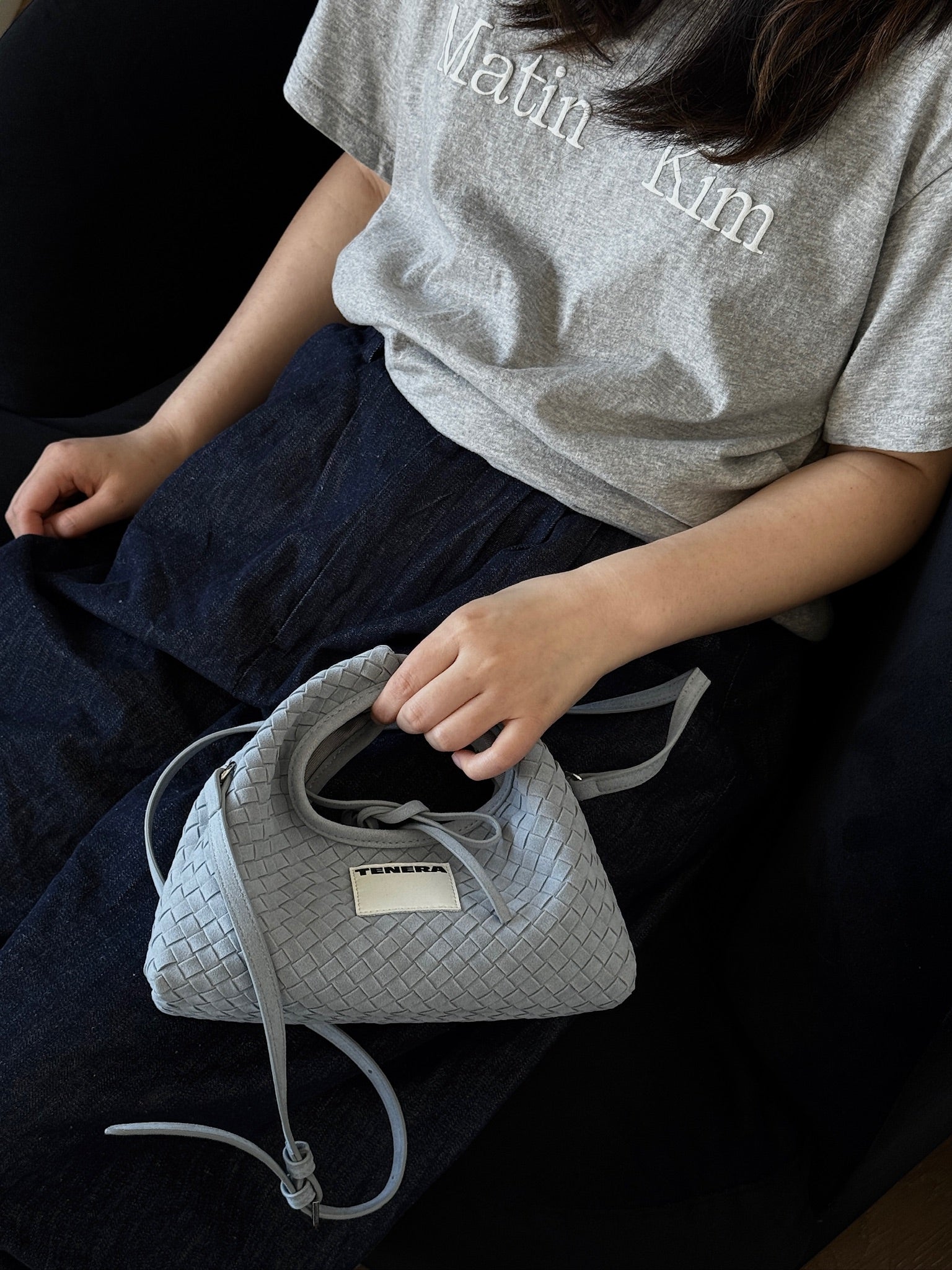 (アッシュブルー)ミニホーボー クロスボディバッグ - TENERA 手織りスエードコレクション