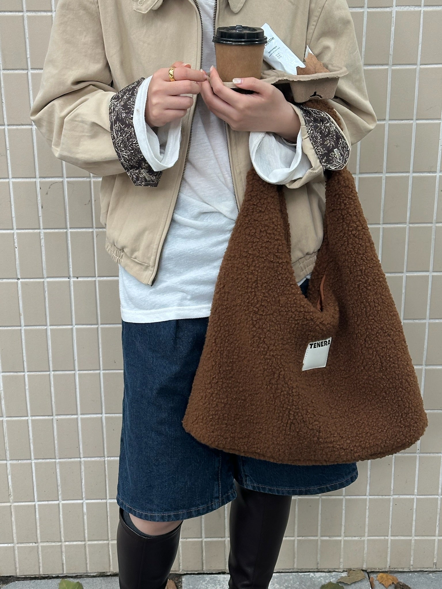 (チョコレートブラウン)ホーボーショルダーバッグ-TENERA フェイクファーコレクション