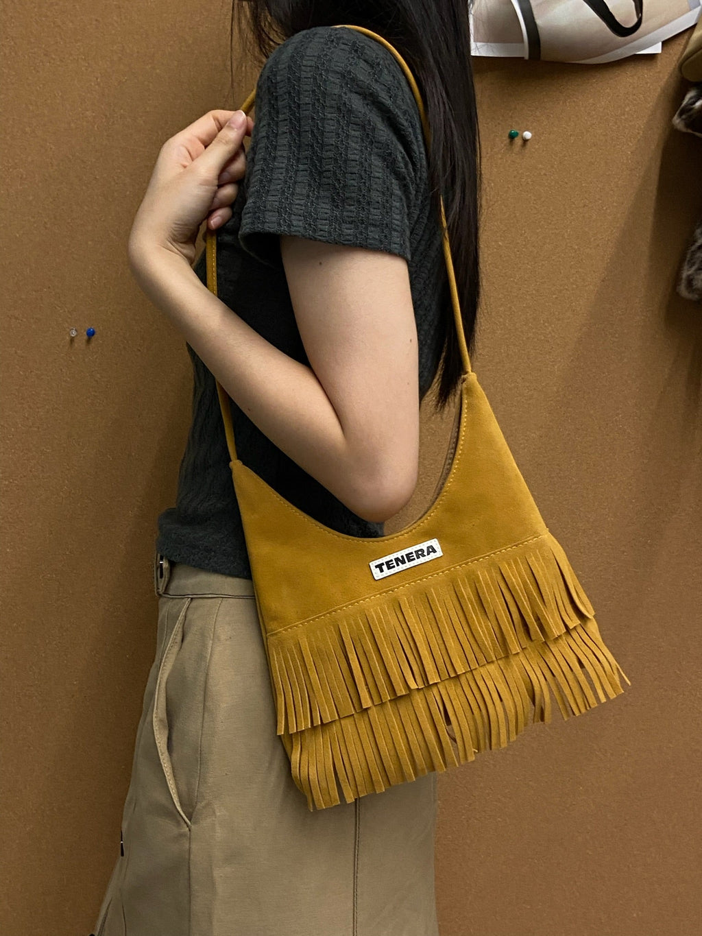 (キャラメルブラウン)スエードフリンジ バゲットバッグ - TENERA ボヘミアンコレクション