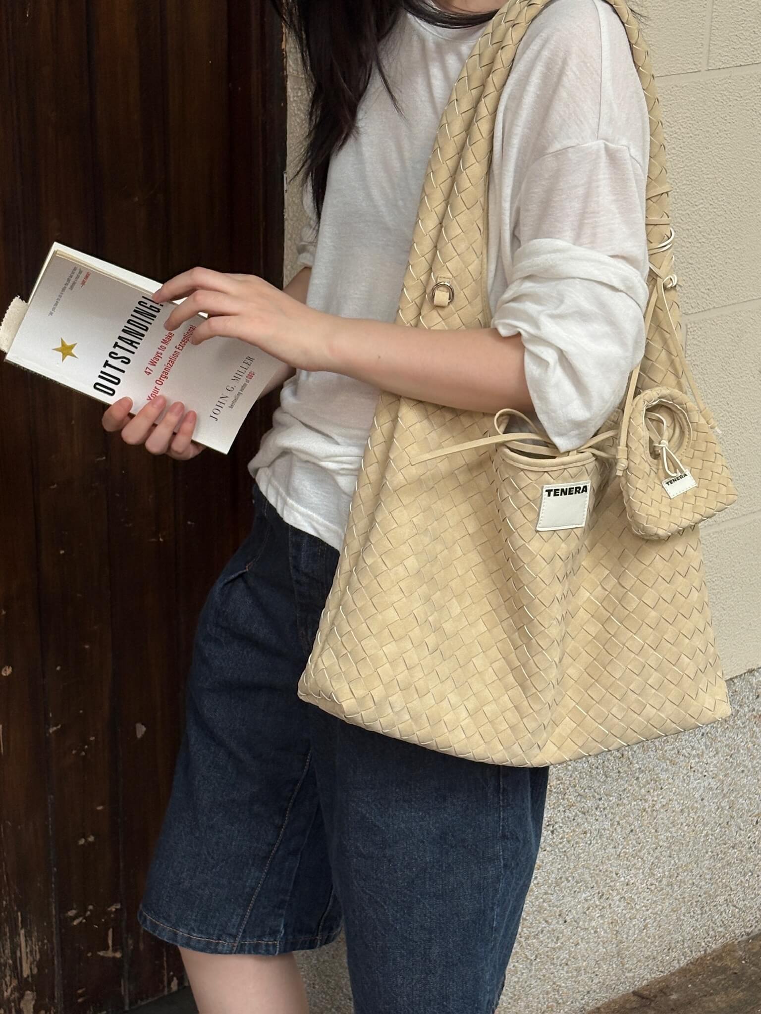 (アーモンドベージュ)ラージホーボーバッグ-TENERA 手織りスエードコレクション
